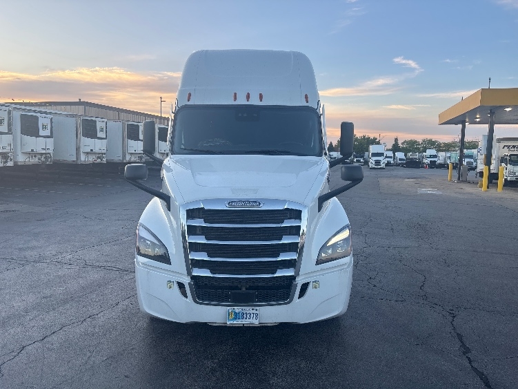 2022 Freightliner Cascadia in Sturtevant, WI — photo 2