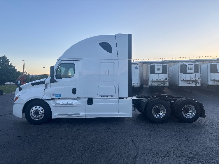 2022 Freightliner Cascadia in Sturtevant, WI — photo 4