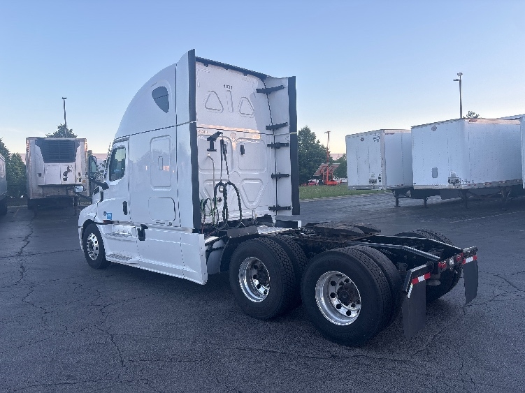 2022 Freightliner Cascadia in Sturtevant, WI — photo 5