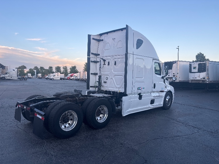 2022 Freightliner Cascadia in Sturtevant, WI — photo 7