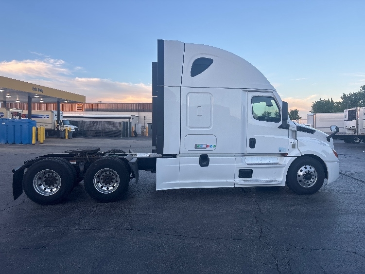 2022 Freightliner Cascadia in Sturtevant, WI — photo 8