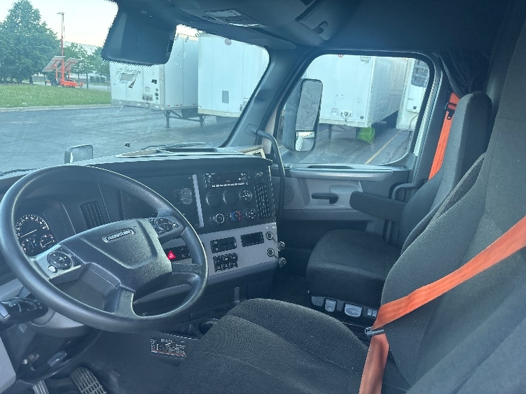 2022 Freightliner Cascadia in Sturtevant, WI — photo 10