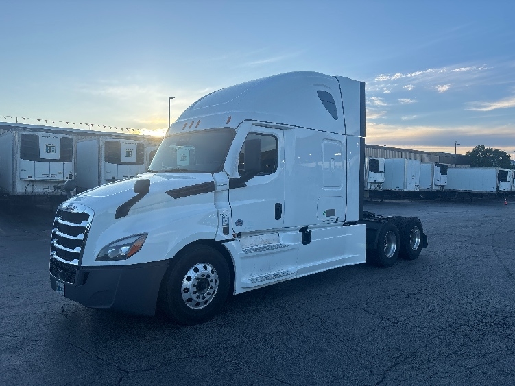 2022 Freightliner Cascadia in Sturtevant, WI — photo 3