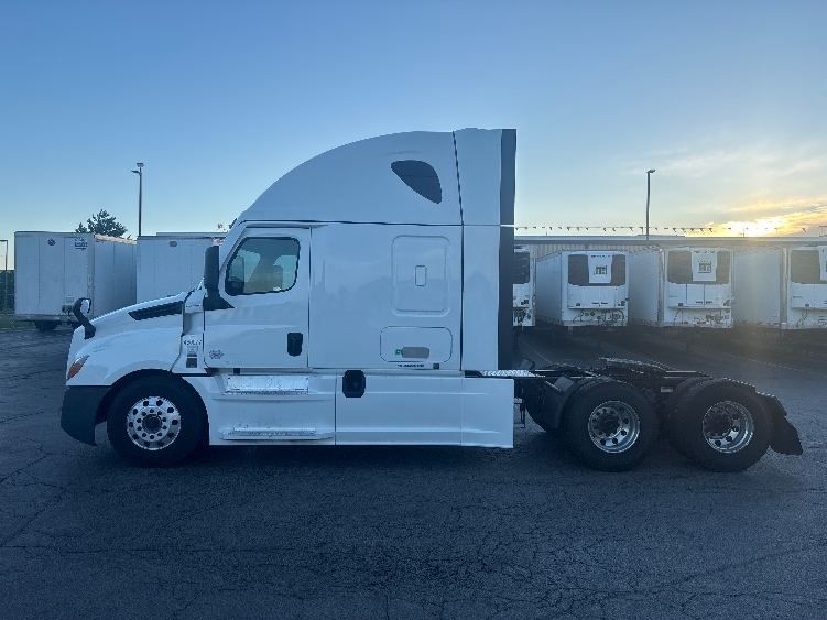 2022 Freightliner Cascadia in Sturtevant, WI — photo 4