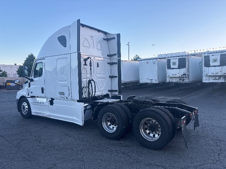 2022 Freightliner Cascadia in Sturtevant, WI — photo 5