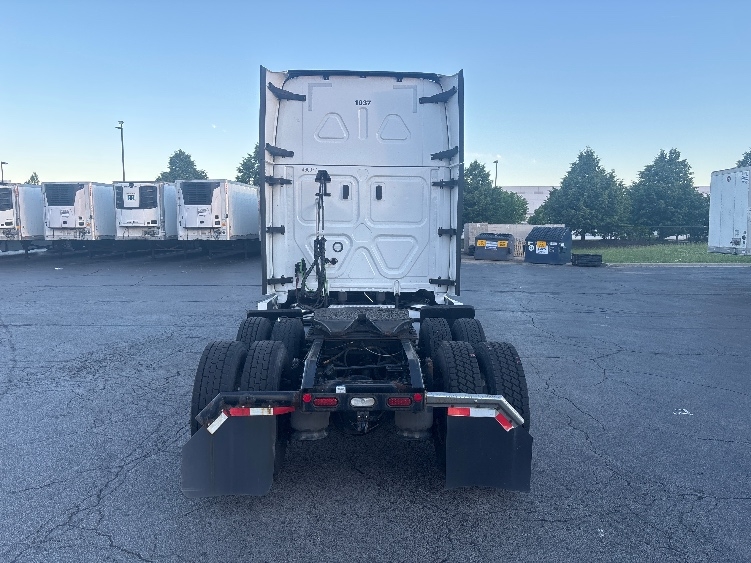 2022 Freightliner Cascadia in Sturtevant, WI — photo 6