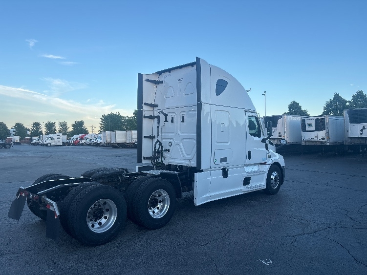 2022 Freightliner Cascadia in Sturtevant, WI — photo 7