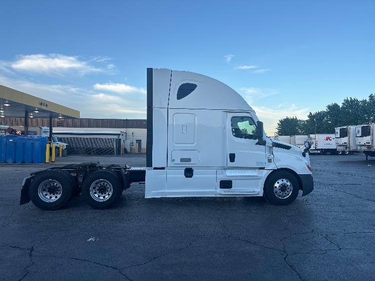 2022 Freightliner Cascadia in Sturtevant, WI — photo 8