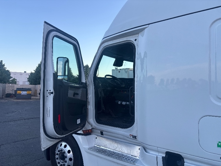 2022 Freightliner Cascadia in Sturtevant, WI — photo 9