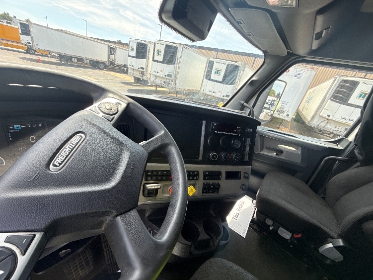 2022 Freightliner Cascadia in Sturtevant, WI — photo 10