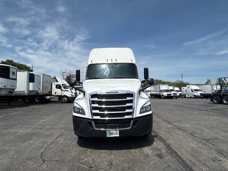 2022 Freightliner Cascadia in Sturtevant, WI — photo 2