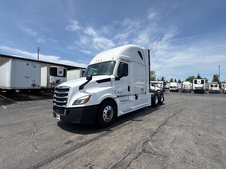 2022 Freightliner Cascadia in Sturtevant, WI — photo 3