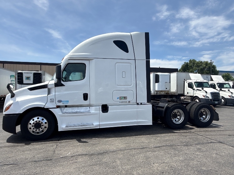 2022 Freightliner Cascadia in Sturtevant, WI — photo 4