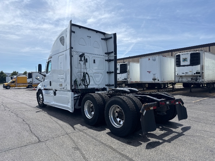 2022 Freightliner Cascadia in Sturtevant, WI — photo 5