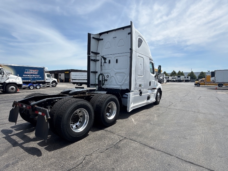 2022 Freightliner Cascadia in Sturtevant, WI — photo 7