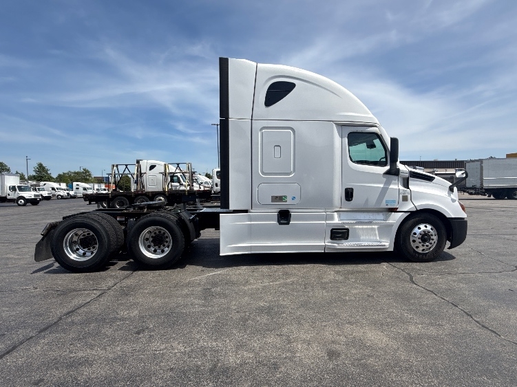 2022 Freightliner Cascadia in Sturtevant, WI — photo 8