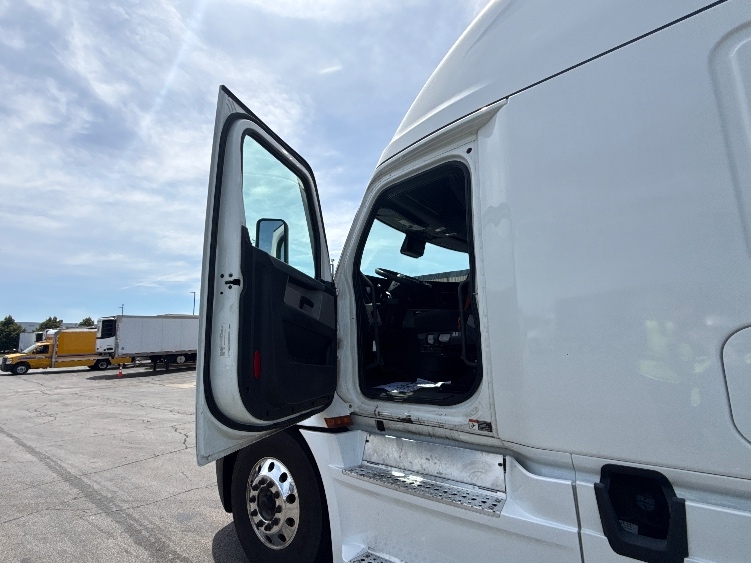 2022 Freightliner Cascadia in Sturtevant, WI — photo 9