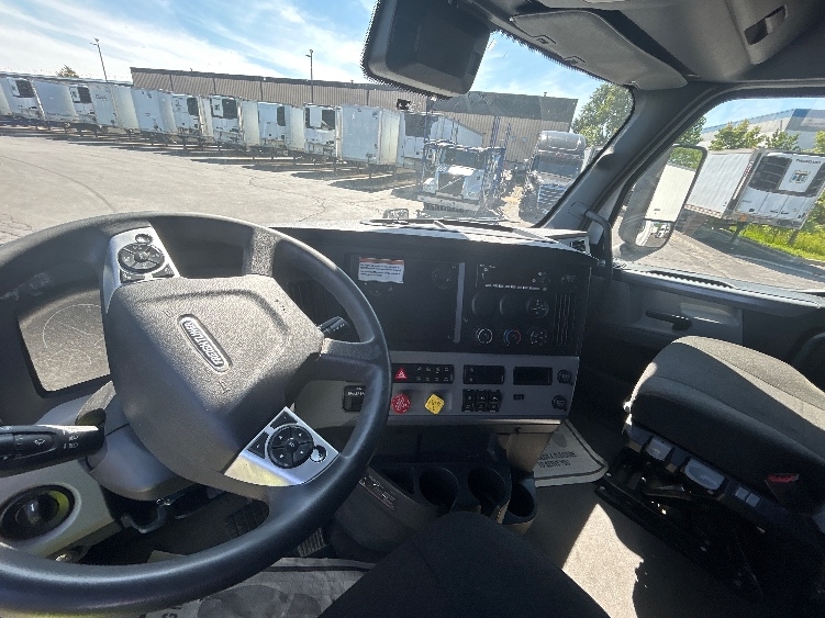 2022 Freightliner Cascadia in Sturtevant, WI — photo 10