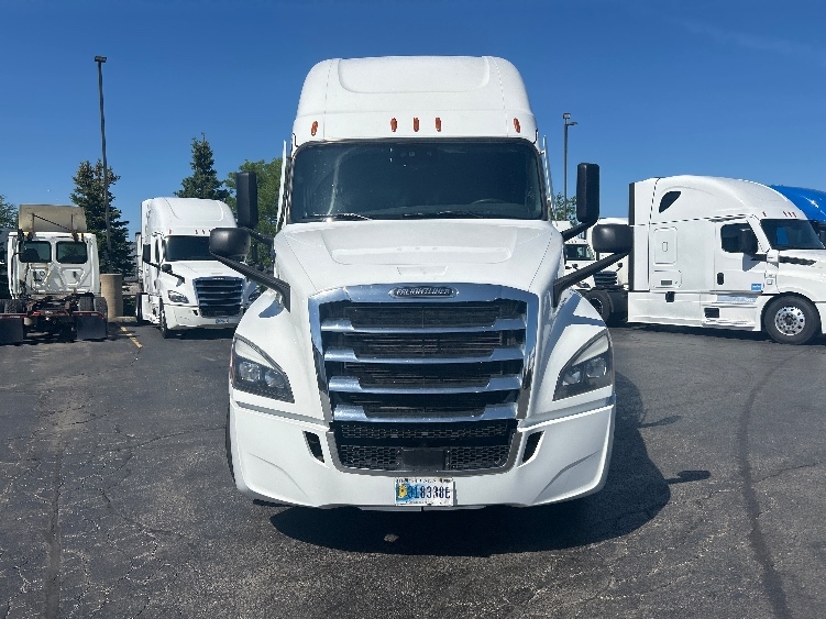 2022 Freightliner Cascadia in Sturtevant, WI — photo 2