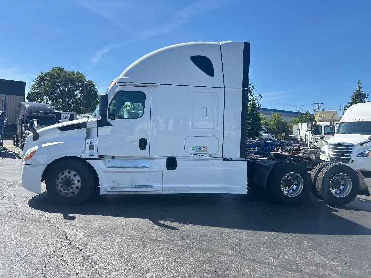 2022 Freightliner Cascadia in Sturtevant, WI — photo 4
