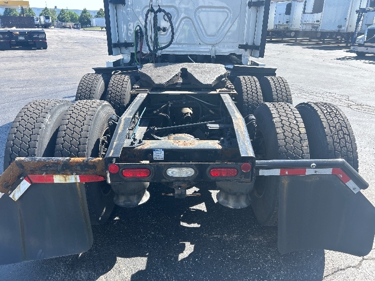 2022 Freightliner Cascadia in Sturtevant, WI — photo 6