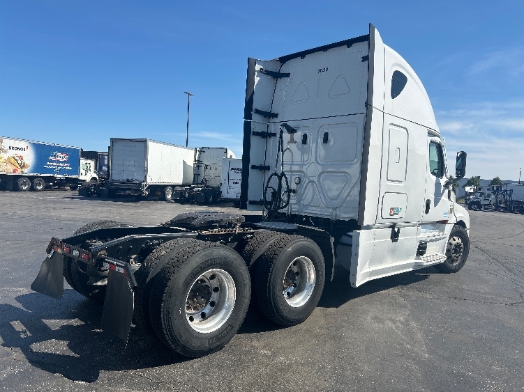 2022 Freightliner Cascadia in Sturtevant, WI — photo 7