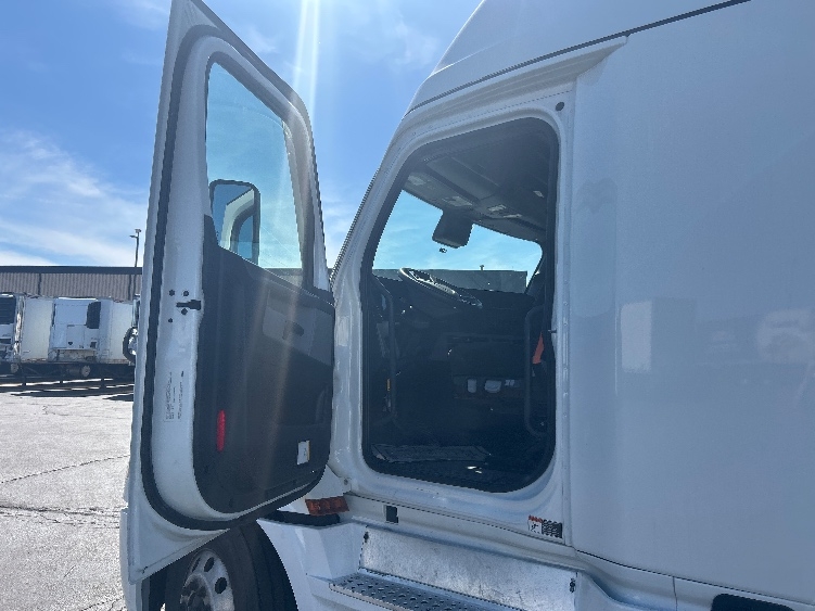 2022 Freightliner Cascadia in Sturtevant, WI — photo 9