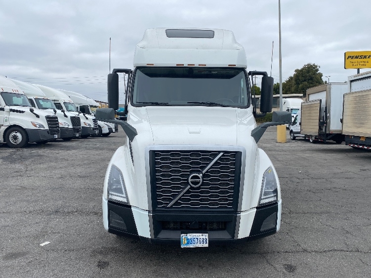 2023 Volvo VNL 760 in Torrance, CA — photo 2