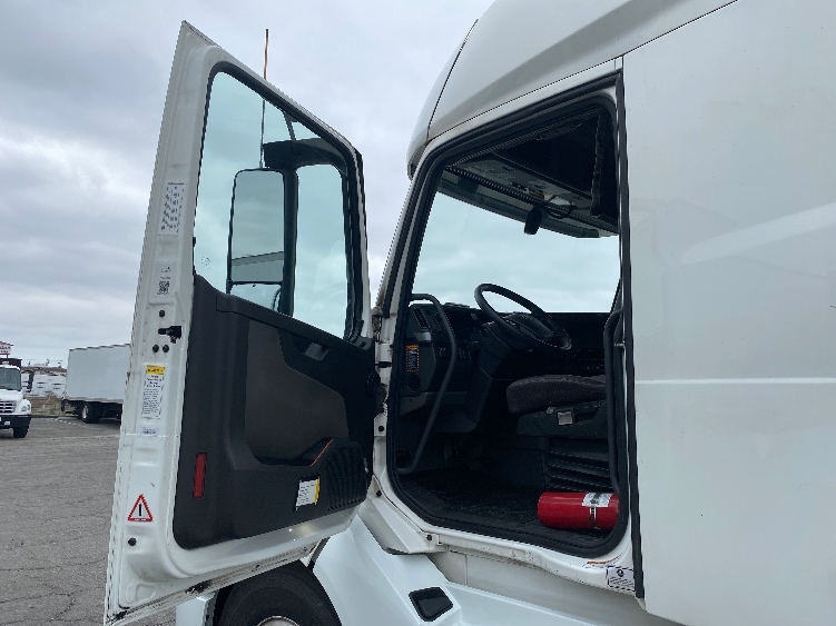 2023 Volvo VNL 760 in Torrance, CA — photo 9