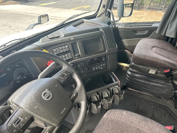 2023 Volvo VNL 760 in Torrance, CA — photo 10