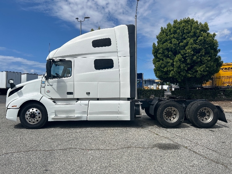 2023 Volvo VNL 760 in Torrance, CA — photo 4