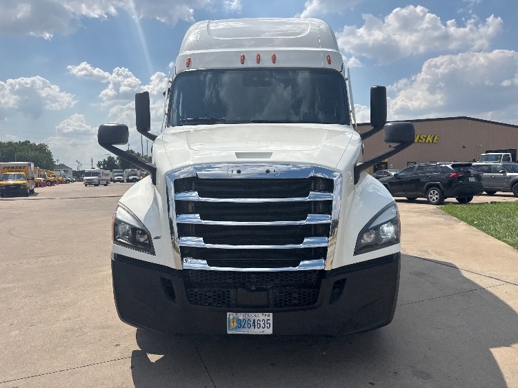 2022 Freightliner Cascadia in Houston, TX — photo 2