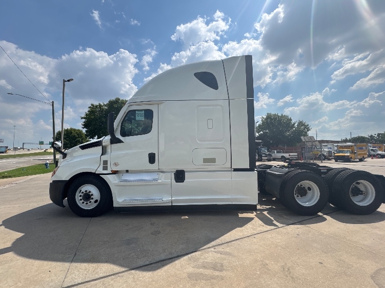 2022 Freightliner Cascadia in Houston, TX — photo 4