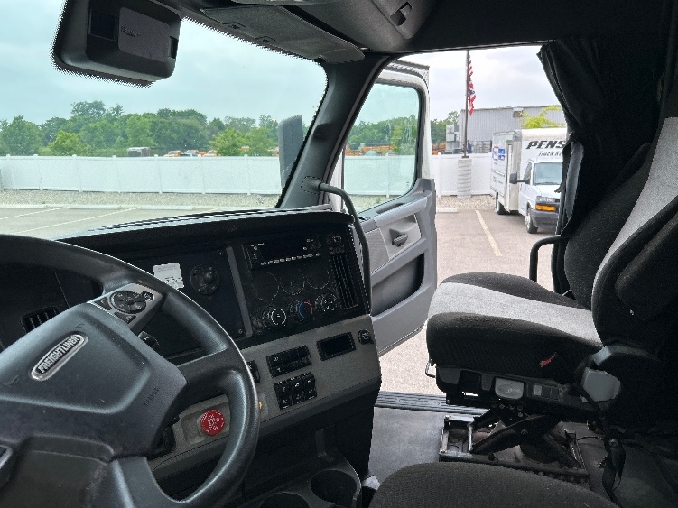 2022 Freightliner Cascadia in Orlando, FL — photo 10