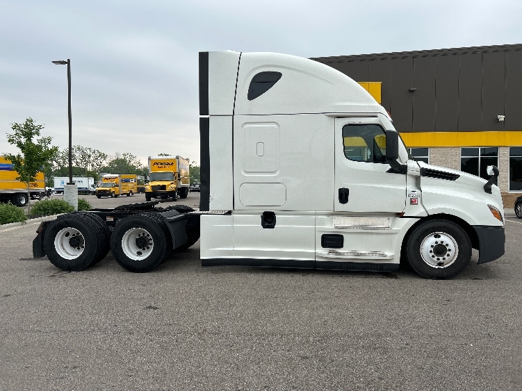 2022 Freightliner Cascadia in Orlando, FL — photo 8
