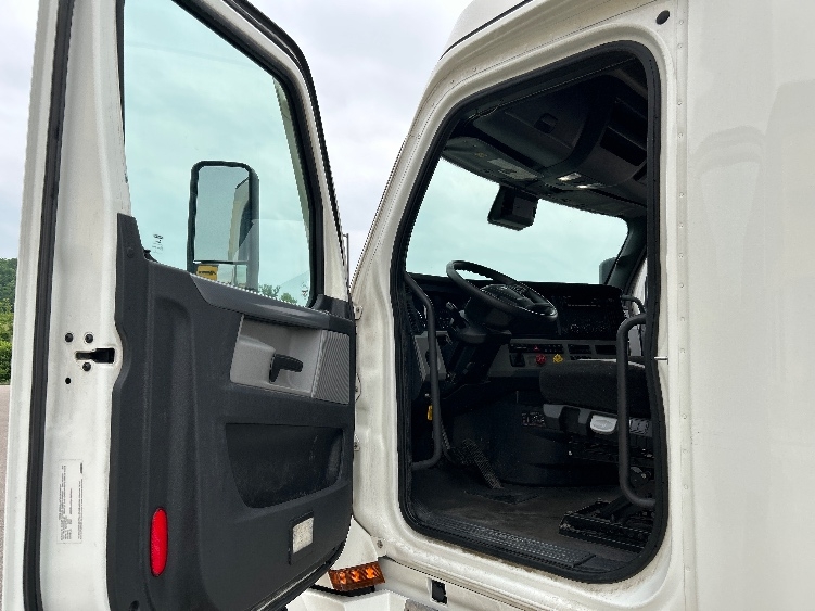 2022 Freightliner Cascadia in Orlando, FL — photo 9