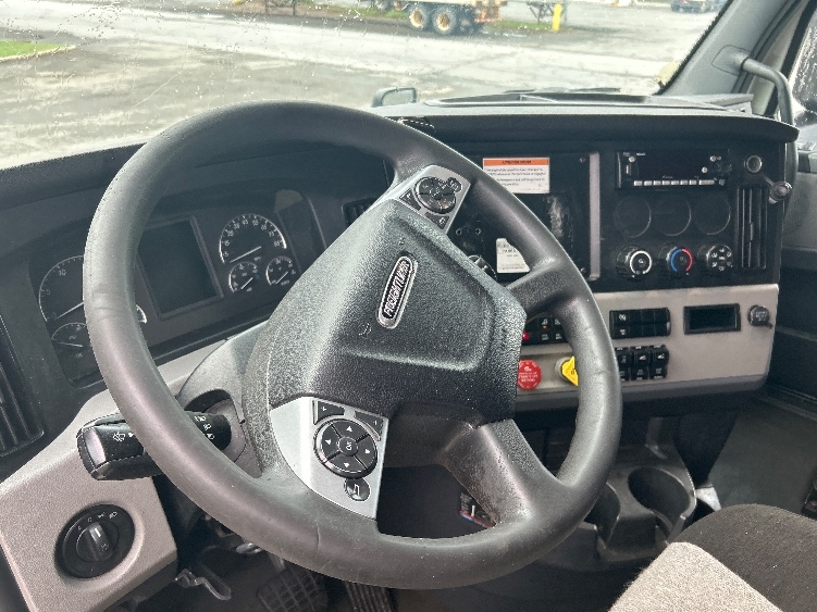 2022 Freightliner Cascadia in Albany, NY — photo 10
