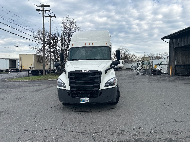 2022 Freightliner Cascadia in Albany, NY — photo 2