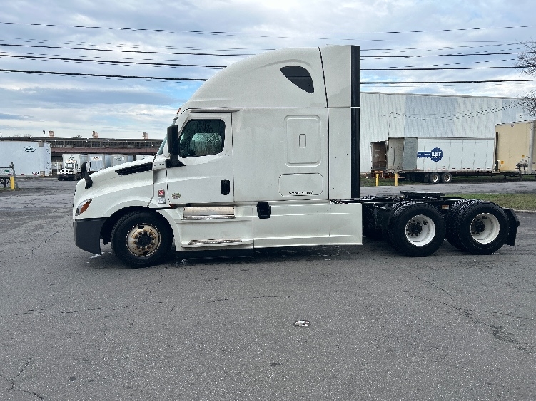 2022 Freightliner Cascadia in Albany, NY — photo 4