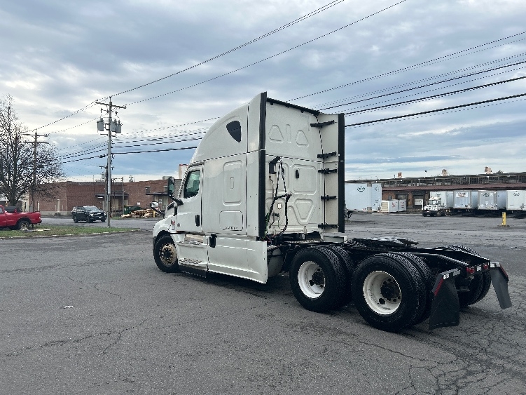 2022 Freightliner Cascadia in Albany, NY — photo 5