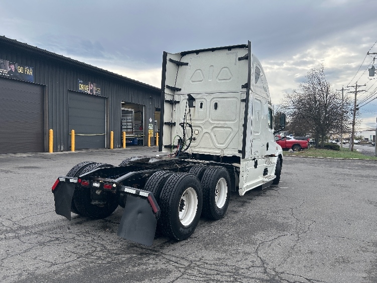 2022 Freightliner Cascadia in Albany, NY — photo 7