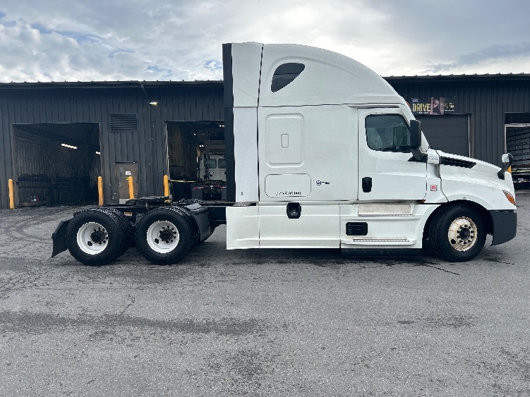 2022 Freightliner Cascadia in Albany, NY — photo 8