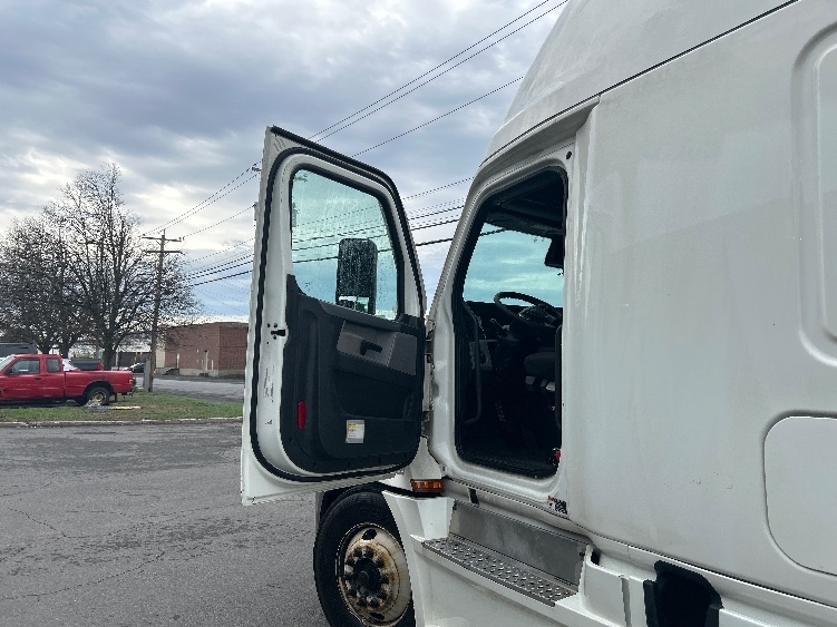 2022 Freightliner Cascadia in Albany, NY — photo 9