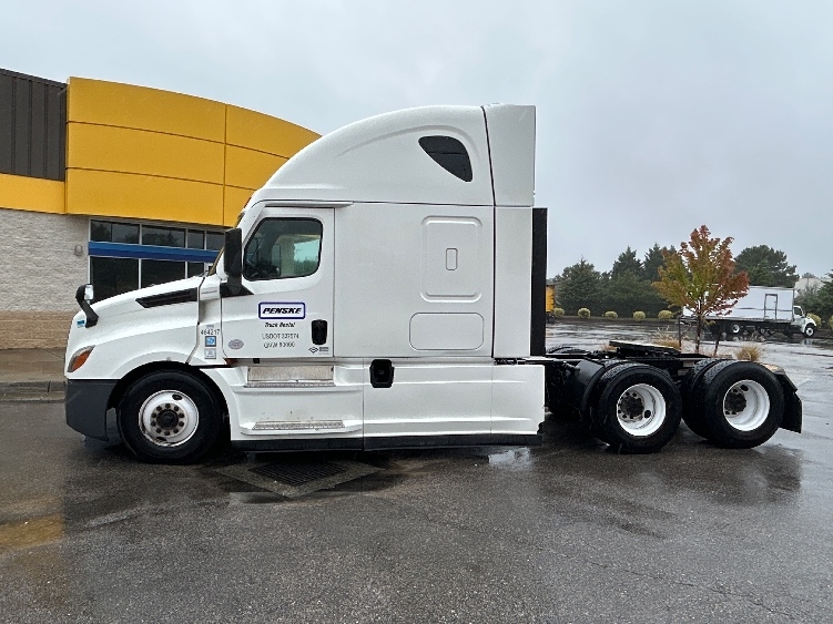 2022 Freightliner Cascadia in Ashland, VA — photo 4
