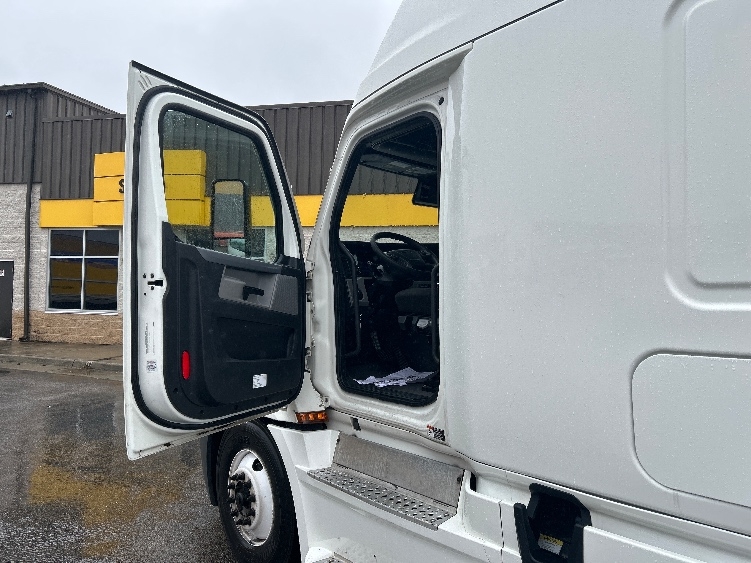 2022 Freightliner Cascadia in Ashland, VA — photo 9