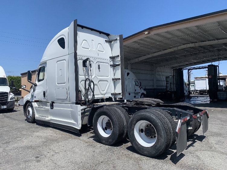 2022 Freightliner Cascadia in Torrance, CA — photo 5