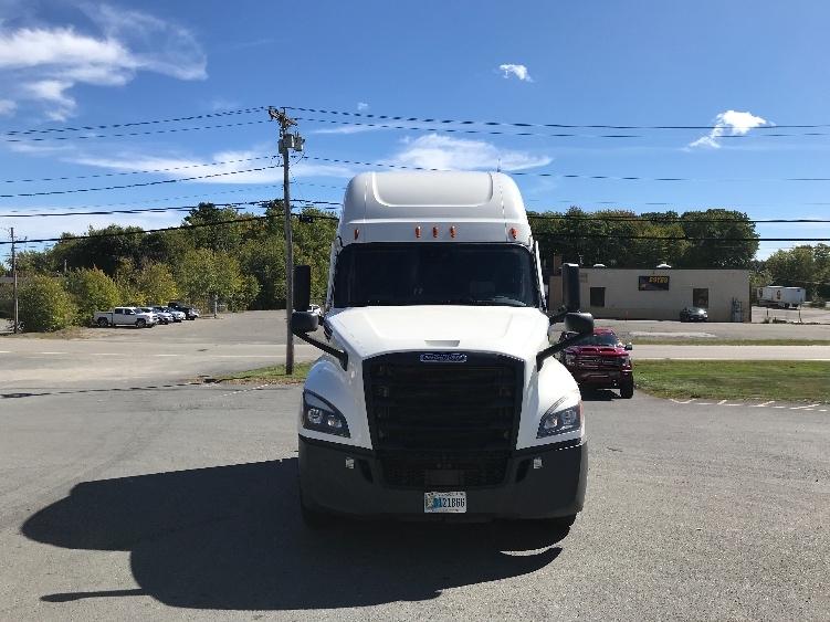 2022 Freightliner Cascadia in Londonderry, NH — photo 2