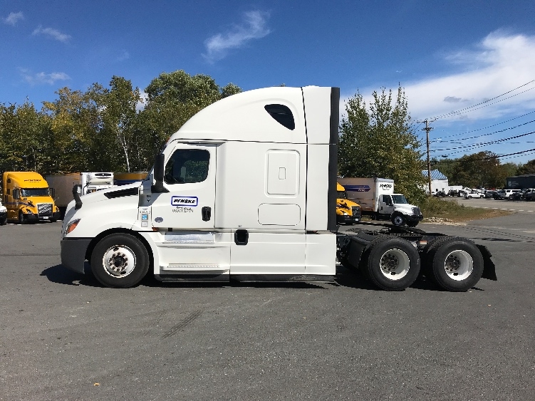 2022 Freightliner Cascadia in Londonderry, NH — photo 4