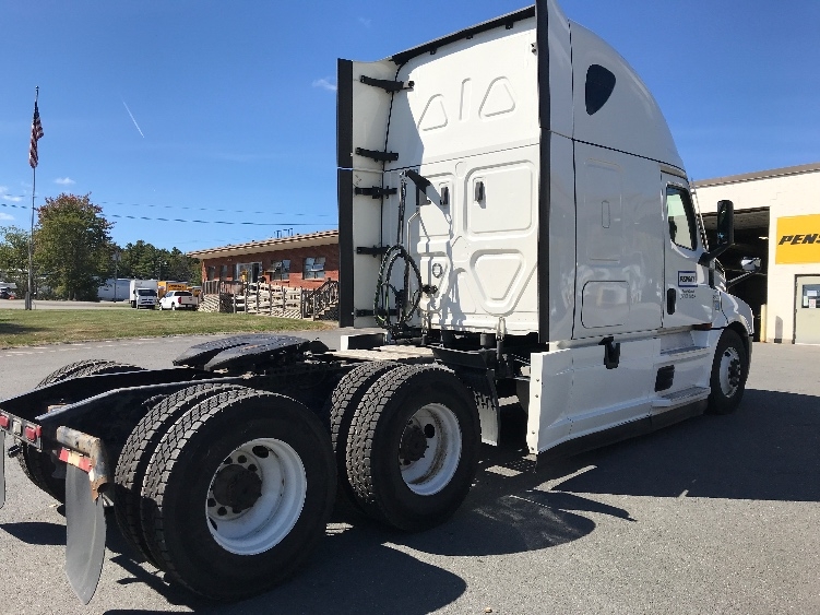 2022 Freightliner Cascadia in Londonderry, NH — photo 7