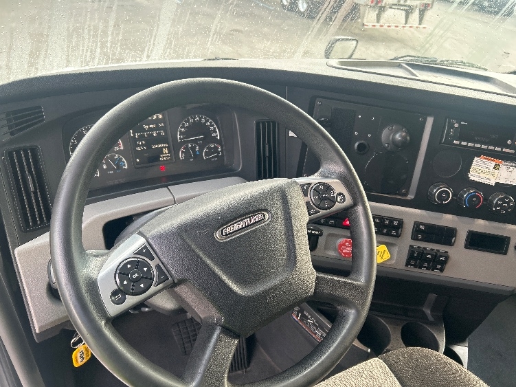 2022 Freightliner Cascadia in La Porte, IN — photo 10